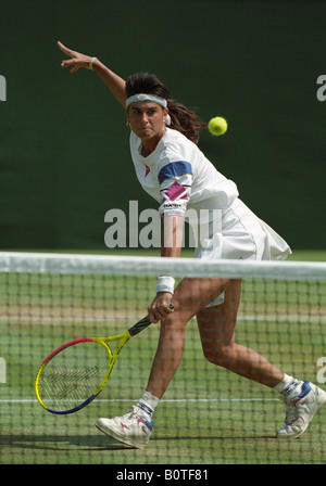 Gabriela Sabatini jouant Conchita Martinez sur le Centre court à Wimbledon en 1995. Photo de David Bagnall. Gabriela Sabatini Gaby années 1990 Banque D'Images