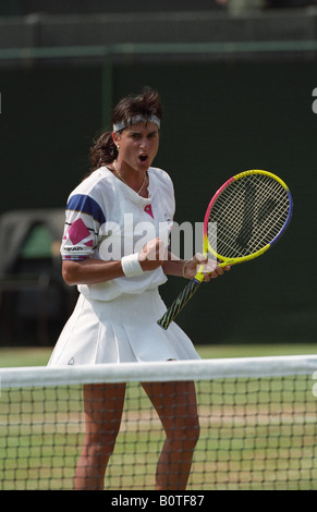 Gabriela Sabatini jouer Conchita Martinez sur le Court Central de Wimbledon en 1995 Banque D'Images