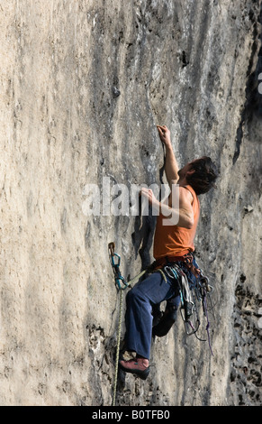 Rock climber climbing un itinéraire sur Goldstein dans l'Elbsandsteingebirge, Allemagne Banque D'Images