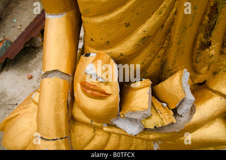 Une grande statue de Bouddha se trouve dans un temple en ruines causées par le cyclone Nargis dans la ville près de Dalah République de l'Union du Myanmar Banque D'Images