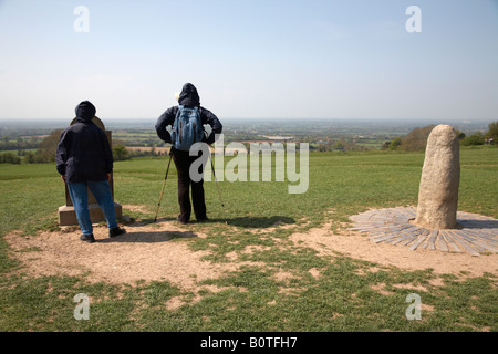 Les touristes se tenir près de la lia fail Pierre du Destin sur le forradh siège royal domaine de la colline de Tara teamhair na ri de la colline Banque D'Images