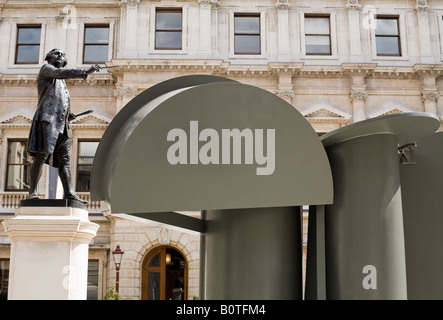 Royal Academy cour avec grande sculpture abstraite en acier par Anthony Caro à l'entrée de l'exposition d'été RA Banque D'Images