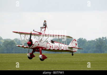 Boeing Stearman Team Guinot Wingwalking Blue Peter Duxford Air Show 2008 Zoe Salmon Banque D'Images