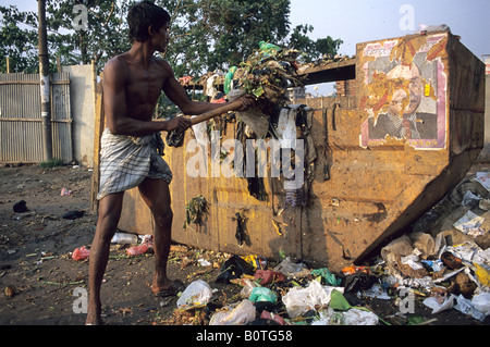 Les collecteurs de tamiser par le public dans la capitale du Bangladesh Dhaka Banque D'Images