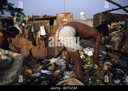 Les collecteurs de tamiser par le public dans la capitale du Bangladesh Dhaka Banque D'Images