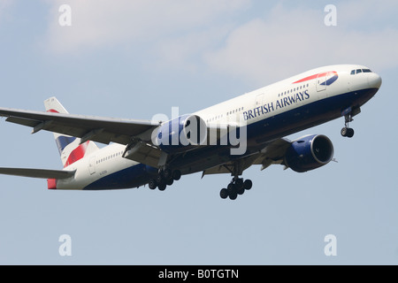 British Airways Boeing 777 avion de ligne avion en approche finale landing Banque D'Images