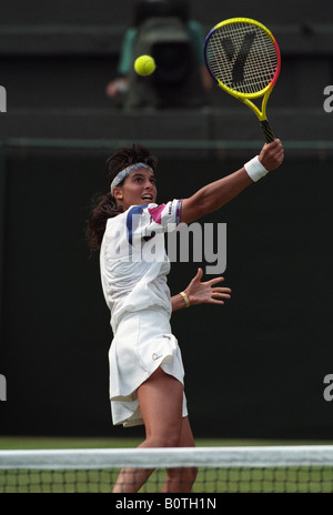 Gabriela Sabatini jouer Conchita Martinez sur le Court Central de Wimbledon en 1995 Banque D'Images