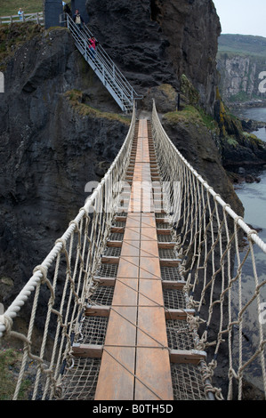 Marcher à travers le carrick a rede Rope Bridge sur le comté d'Antrim Coast Irlande du Nord Banque D'Images