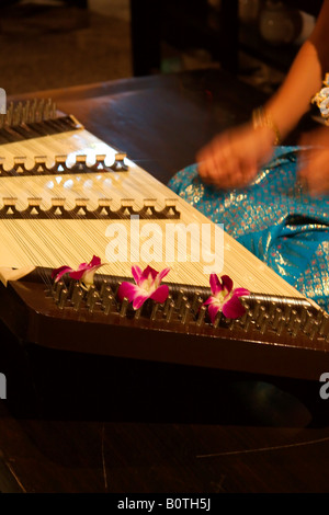 Bangkok Thailand Thai femme jouant de l'instrument traditionnel Banque D'Images