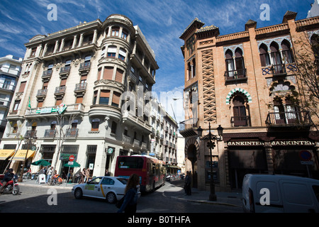 Et moderniste bâtiments néo-mudéjar au centre-ville de Séville, Espagne Banque D'Images