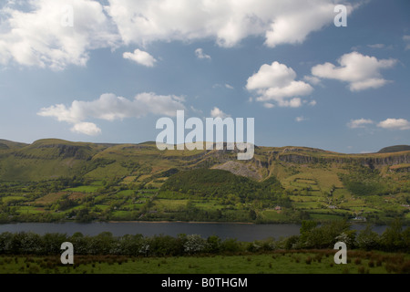 Glencar Lake sur la frontière du comté de leitrim sligo sous la montagne benbulben république d'Irlande Banque D'Images