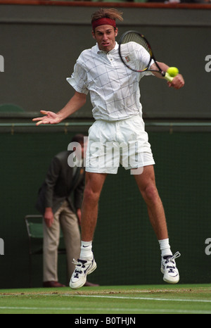 Tennis de Wimbledon 1995 Greg Rusedski sur la défense contre Pete Sampras sur le Court Central Banque D'Images