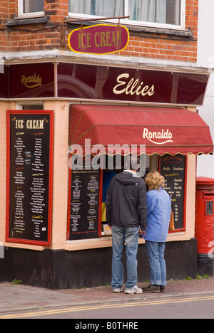 Les gens d'acheter des glaces à Shop À Sheringham Norfolk Uk Banque D'Images