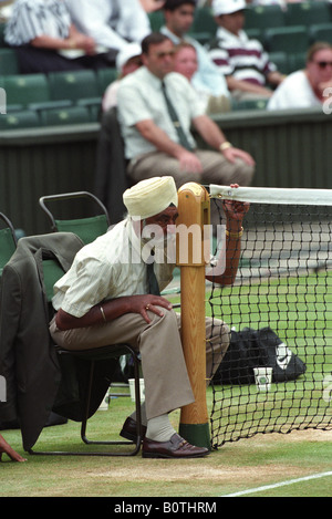 Tennis de Wimbledon 1995 juge cordon Net sur le Court Central Banque D'Images