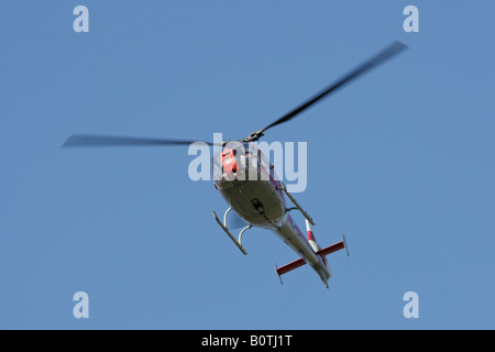 Petit Rouge hélicoptère volant dans le ciel bleu du Bedfordshire Potton Banque D'Images