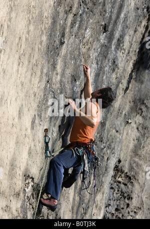 Rock climber climbing un itinéraire sur Goldstein dans l'Elbsandsteingebirge, Allemagne Banque D'Images