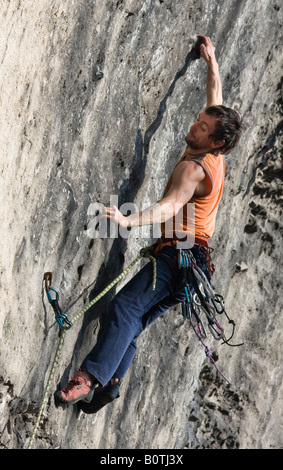 Rock climber climbing un itinéraire sur Goldstein dans l'Elbsandsteingebirge, Allemagne Banque D'Images