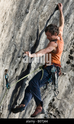 Rock climber climbing un itinéraire sur Goldstein dans l'Elbsandsteingebirge, Allemagne Banque D'Images