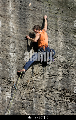 Rock climber climbing un itinéraire sur Goldstein dans l'Elbsandsteingebirge, Allemagne Banque D'Images