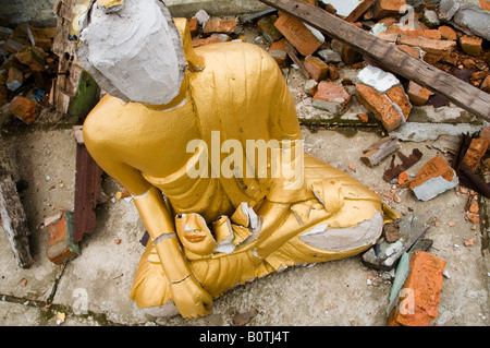 Une grande statue de Bouddha se trouve dans un temple en ruines causées par le cyclone Nargis au Myanmar, ville près de Dalah le lundi 12 mai, 2008 Banque D'Images