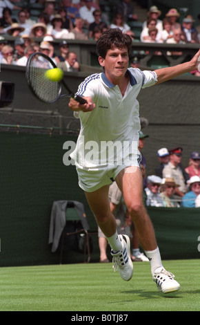 Tim Henman sur son chemin vers la victoire contre Yevgeny Kafelnikov à Wimbledon en 1996 Banque D'Images