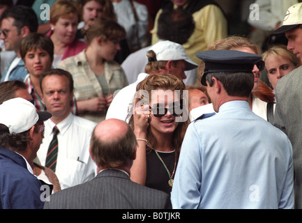 L'actrice Brooke Shields au tournoi de tennis de Wimbledon en 1995 pour regarder Andre Agassi. Photo de David Bagnall. Actrice Brooke Shields Banque D'Images