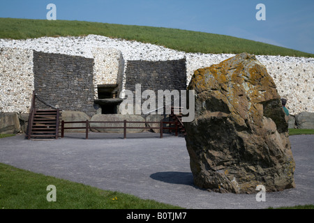 Entrée de la tombe de newgrange passage , le comté de Meath, république d'Irlande montrant un coffre de toit en pierre de seuil d'entrée Banque D'Images