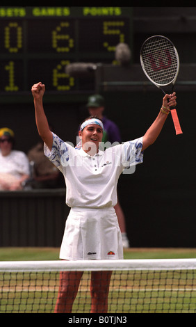 Conchita Martinez célèbre sa victoire contre Sabatini sur le Court Central de Wimbledon en 1995 Banque D'Images