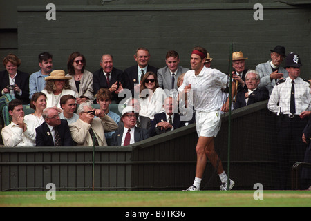 Tennis de Wimbledon 1995 Greg Rusedski revient d'une pause toilettes pour l'amusement des spectateurs sur le Court Central Banque D'Images