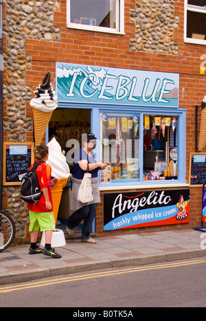 Les gens d'acheter des glaces à Shop À Sheringham ,Norfolk,UK Banque D'Images