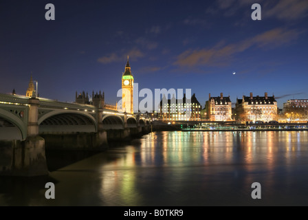 Tamise qui coule doucement sous le pont de Westminster avec le Big Ben Clock Tower en arrière-plan. Banque D'Images