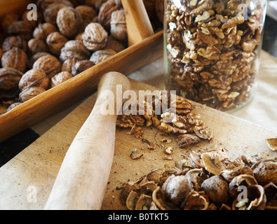 Les noix entières été piraté pour enlever le noyau de l'intérieur sur la planche à découper dans la cuisine Banque D'Images