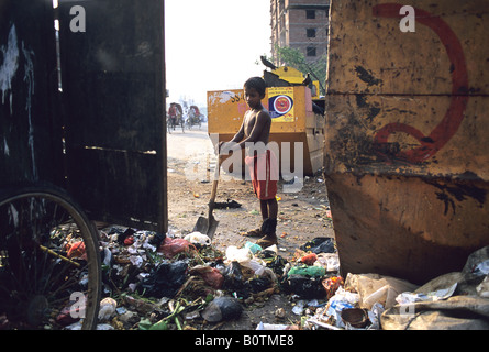 Les collecteurs de tamiser par le public dans la capitale du Bangladesh Dhaka Banque D'Images