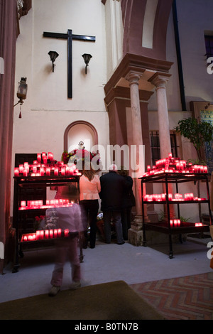 Les gens priant à saint Jude, Séville, Espagne Banque D'Images