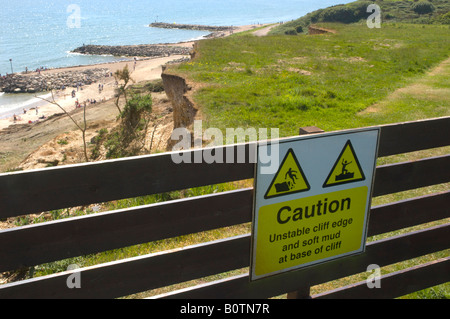 Avertissement signe d'instabilité de falaise falaise avec en arrière-plan à la plage, plus de Highcliffe Dorset, UK 1/2 Banque D'Images