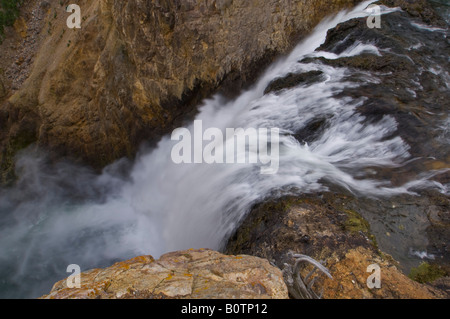 L'eau de la rivière s'écoulant sur le bord de la jante de la baisse des chutes de Yellowstone Parc National de Yellowstone au Wyoming Banque D'Images