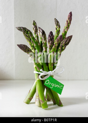 Bouquet d'Asperges bio Banque D'Images