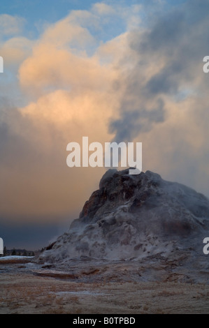 L'évacuation de la vapeur à partir de la coupole blanche Geyser et nuages de tempête d'automne au lever du soleil, le Parc National de Yellowstone au Wyoming Banque D'Images