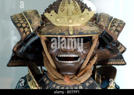 Une armure japonaise 'Mogami n' dans le tosei-gusoku ou style moderne des années 1800 au château de Chiddingstone Kent UK Banque D'Images