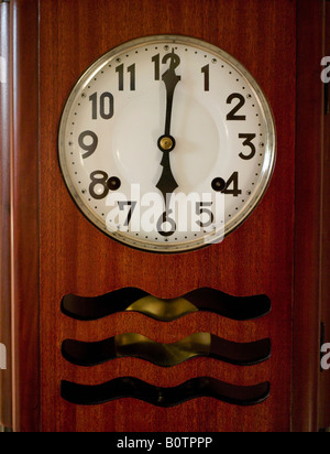 Circa 1930 horloge en bois de style Banque D'Images