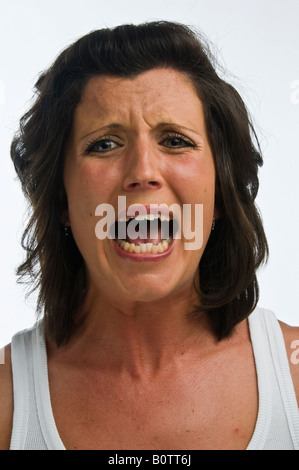 Jeune femme crier en colère Banque D'Images