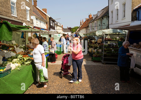 UK Angleterre Suffolk Sternfield marché hebdomadaire à shoppers vegetable stall Banque D'Images