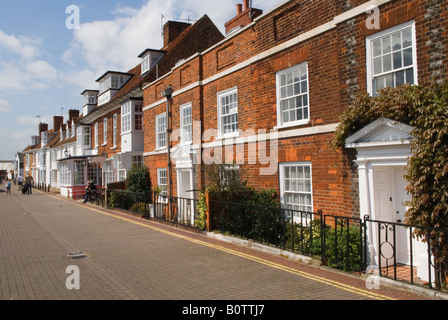Burnham sur Crouch, Essex. Le Quay bâtiments géorgiens traditionnels en briques rouges. Zone piétonne sans circulation. East Anglia Angleterre Royaume-Uni HOMER SYKES Banque D'Images