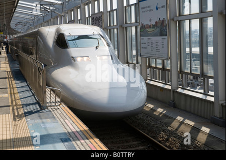 Kyoto, Japon. Un train à grande vitesse (Shinkansen) en attente dans la gare centrale. Banque D'Images