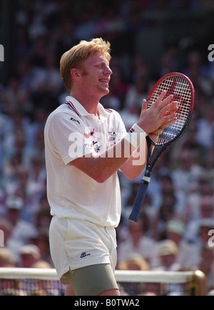 Mens Wimbledon 1991 finale Boris Becker prie avec sa raquette Banque D'Images