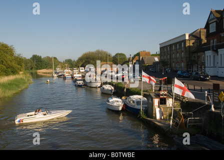 Cinque Port Town Sandwich Kent. River Stour People week-end canotage. Le drapeau anglais, la Croix de St George qui vole. Angleterre des années 2008 2000 HOMER SYKES Banque D'Images