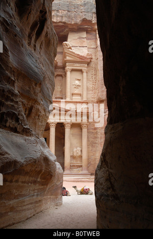 Avis de canyon comme Siq à AL KHAZNEH ancienne ville nabatéenne du Trésor Petra Jordanie Saoudite Banque D'Images