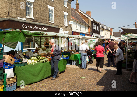 UK Angleterre Suffolk Sternfield marché hebdomadaire kiosque de légumes en face de Corner House Cafe Banque D'Images