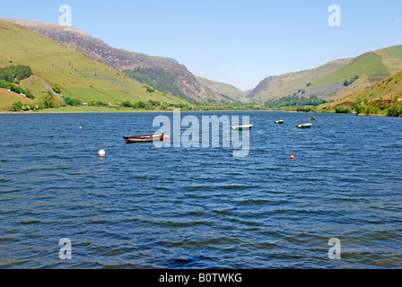 Bateaux de pêche sur TAL Y LLYN LAC AU PIED DU CADAIR IDRIS DANS LA CHAÎNE DE MONTAGNES DE SNOWDONIA GWYNEDD AU PAYS DE GALLES Banque D'Images