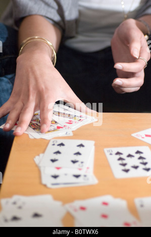 Femme mature de 70 ans jouer solitaire avec un jeu de cartes Autorisation Modèle disponible Banque D'Images